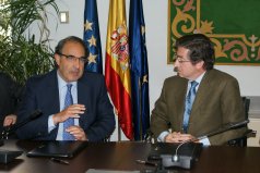 Carlos Vázquez y Angel Fernández Díaz durante la firma del contrato entre la FEMp y el bufete
